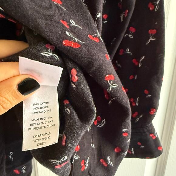 Rails Black Cherry Print Long Sleeve button-down Shirt Size XS Rayon Relaxed Fit - Picture 8 of 8